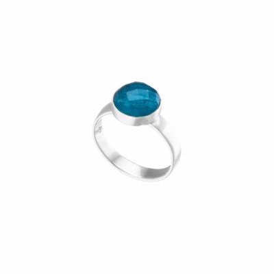Ring made of sterling silver with doublet made of Crystal quartz and Apatite in round shape. The doublet consists of two layers of stones. The upper stone is Crystal quartz faceted and the stone at the bottom is Apatite. Buy online shop.