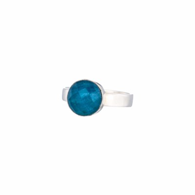 Ring made of sterling silver with doublet made of Crystal quartz and Apatite in round shape. The doublet consists of two layers of stones. The upper stone is Crystal quartz faceted and the stone at the bottom is Apatite. Buy online shop.