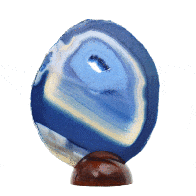 Slice of natural blue Agate gemstone with crystal quartz and a height of 14cm. The Agate is polished on both sides and placed on a wooden base. Buy online shop.