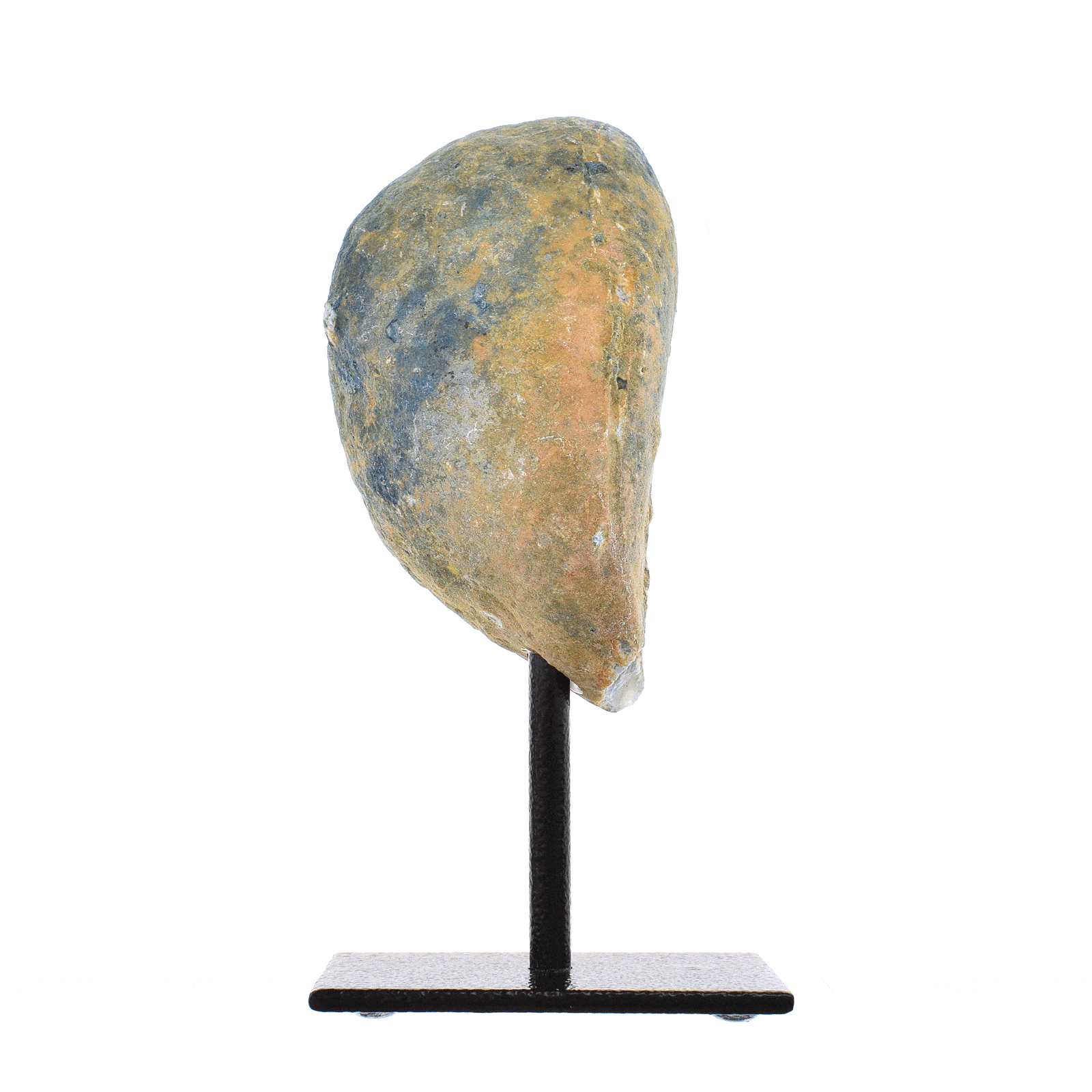 Γεώδες φυσικής πέτρας αχάτη με κρύσταλλα χαλαζία, βαμμένο σε μπλε χρώμα. Το γεώδες είναι ενσωματωμένο σε μαύρη μεταλλική βάση και το προϊόν έχει ύψος 13,5cm. Αγοράστε online shop.