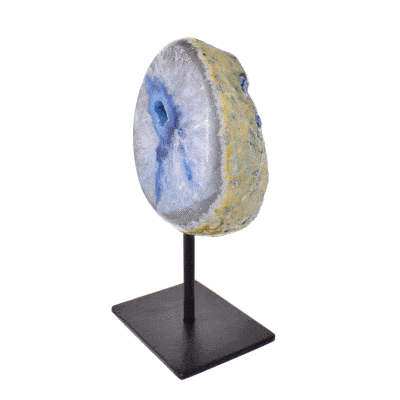 Γεώδες φυσικής πέτρας Μπλε Αχάτη με Κρύσταλλα Χαλαζία, ενσωματωμένο σε μαύρη μεταλλική βάση. Το προϊόν έχει ύψος 16cm. Αγοράστε online shop.