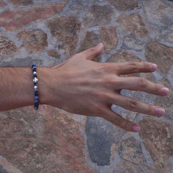 Handmade bracelet with natural Sodalite gemstones, silver elements and a central cross made of sterling silver. Buy online shop.