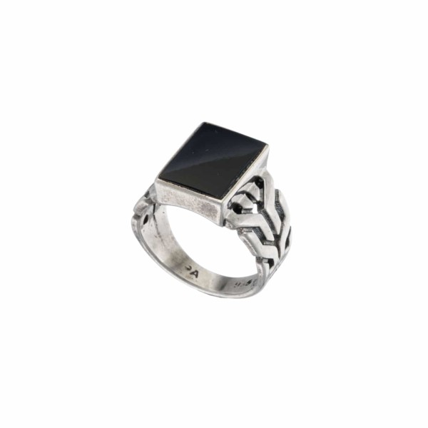 Ring made of sterling silver and Onyx in parallelogram shape. Buy online shop.