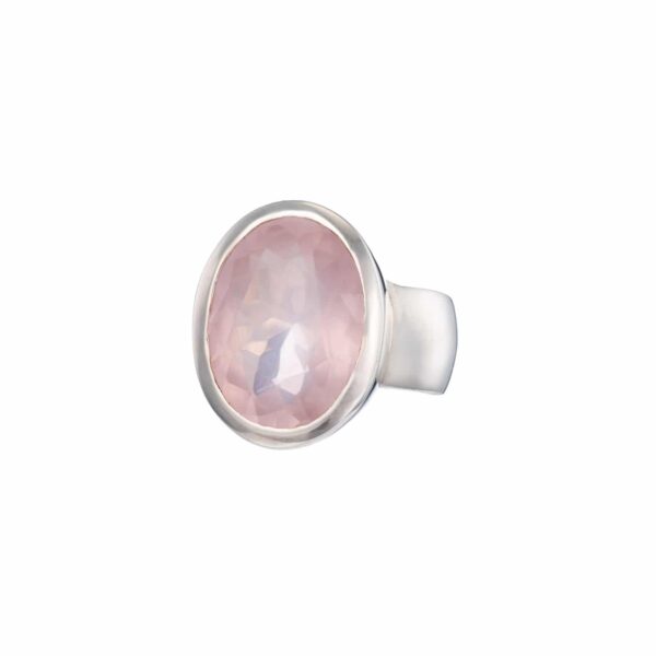 Ring made of sterling silver and rose quartz in an oval shape. Buy online shop.