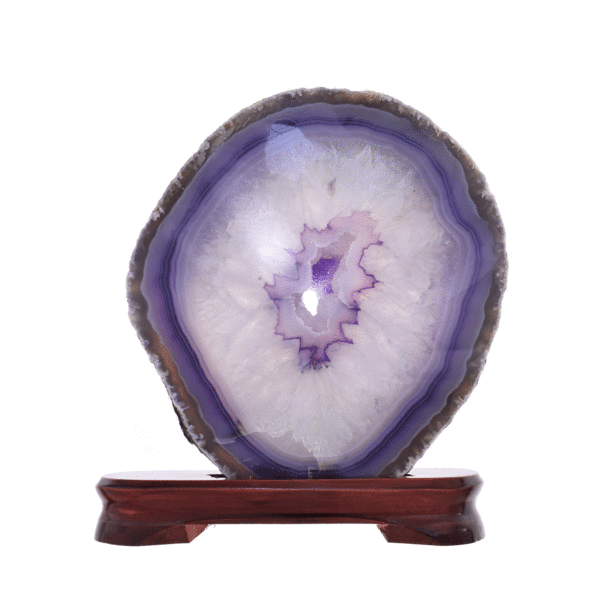 Slice of natural agate gemstone with crystal quartz, painted purple and polished on the one side. The slice of agate is placed on a wooden base and it has a height of 20cm. Buy online shop.