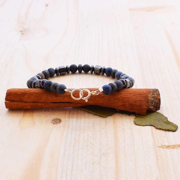 Handmade bracelet made of Sodalite and Hematite, with clasp made of silver 925 (sterling silver). Buy online shop.