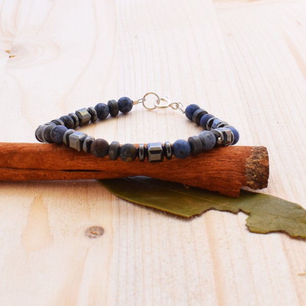 Handmade bracelet made of Sodalite and Hematite, with clasp made of silver 925 (sterling silver). Buy online shop.