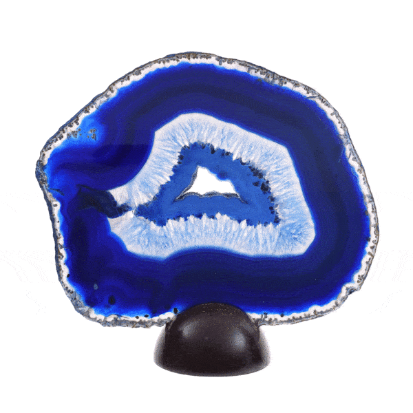 Γυαλισμένη φέτα φυσικής πέτρας αχάτη μπλε χρώματος, με κρύσταλλα χαλαζία και μέγεθος 18,5cm. Η φέτα του αχάτη συνοδεύεται από μια ξύλινη βάση. Αγοράστε online shop.