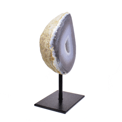 Γεώδες φυσικής πέτρας αχάτη με κρύσταλλα χαλαζία, ενσωματωμένο σε μαύρη μεταλλική βάση. Το προϊόν έχει ύψος 13,5cm. Αγοράστε online shop.