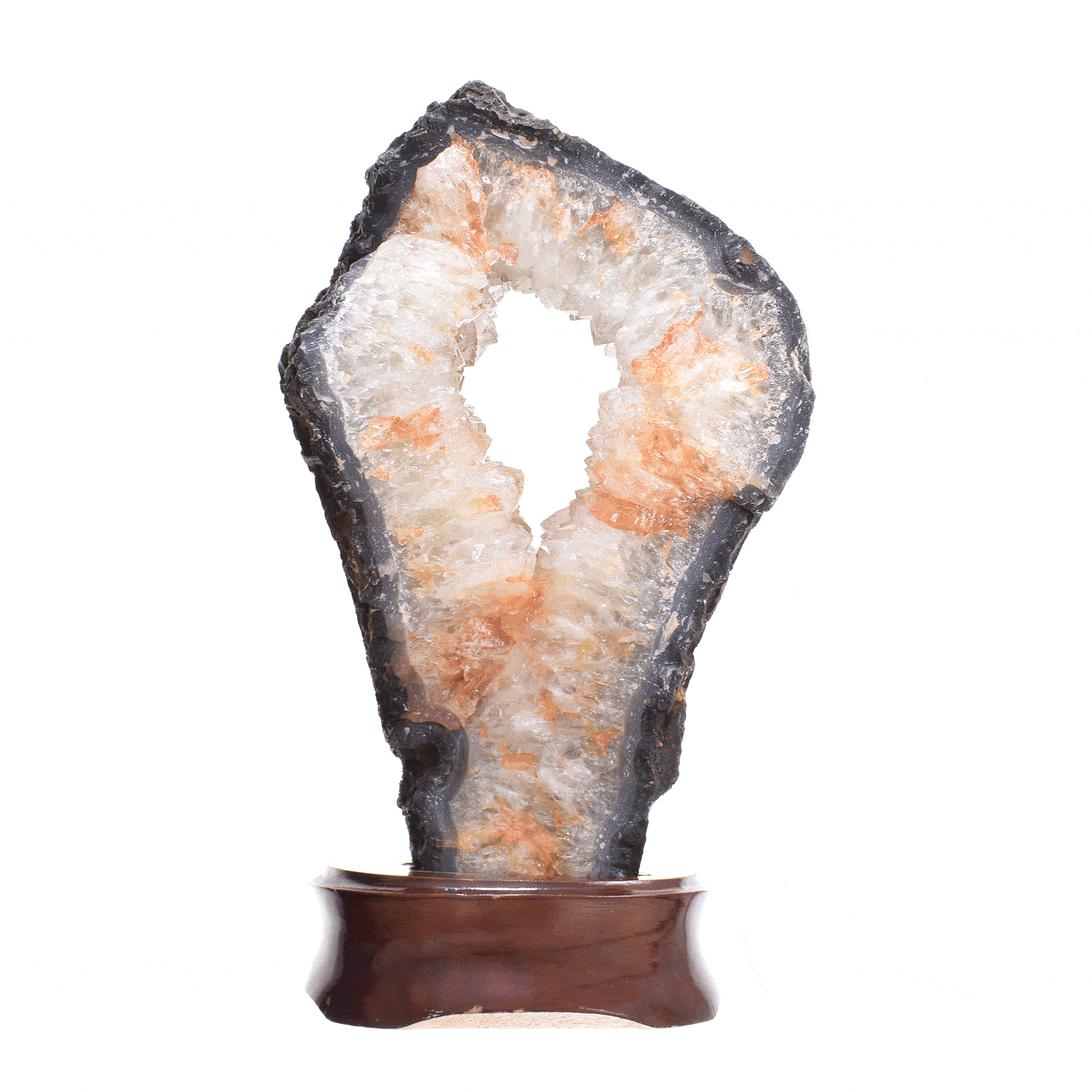 Φέτα φυσικής πέτρας αχάτη με κρύσταλλα χαλαζία, γυαλισμένη στη μια όψη. Ο Αχάτης είναι ενσωματωμένος σε ξύλινη βάση και το προϊόν έχει ύψος 29cm. Αγοράστε online shop.