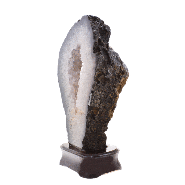 Φέτα φυσικής πέτρας αχάτη με κρύσταλλα χαλαζία, γυαλισμένη στη μια όψη. Ο Αχάτης είναι ενσωματωμένος σε ξύλινη βάση και το προϊόν έχει ύψος 29cm. Αγοράστε online shop.