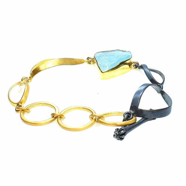 Handmade bracelet made of gold plated sterling silver and oxidized sterling silver, with a raw piece of Aquamarine as a central element. Buy online shop.