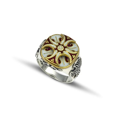 Χειροποίητο δαχτυλίδι βυζαντινού στυλ από ασήμι 925 με επιχρυσωμένες λεπτομέρειες. Πάνω στο δαχτυλίδι είναι σχεδιασμένος ένας σταυρός από σμάλτο. Αγοράστε online shop.