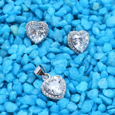 Καρφωτά σκουλαρίκια και μενταγιόν από ασήμι 925 και κεντρικό στοιχείο ένα πετράδι σε σχήμα καρδιάς. Αγοράστε από το online shop μας.