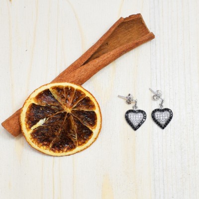 Καρφωτά σκουλαρίκια σε σχήμα καρδιάς από ασήμι 925, διακοσμημένα με λαμπερά κρύσταλλα παβέ. Ένα όμορφο δώρο για το αγαπημένο σας πρόσωπο! Αγοράστε online από το eshop μας!