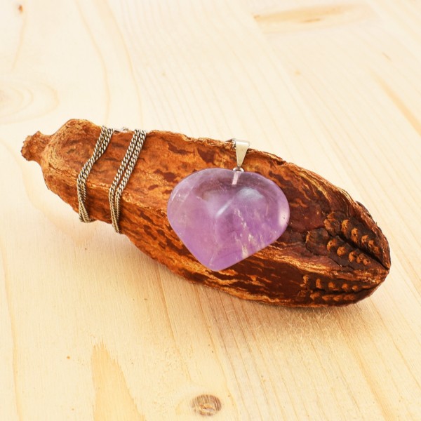 Pendant made of Amethyst, in the shape of heart, threaded on a thin chain made of sterling silver. Buy online shop.