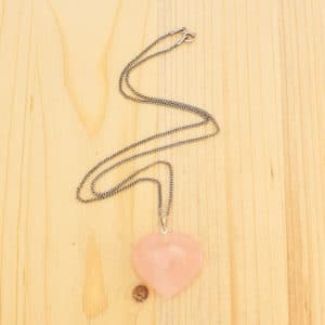 Μενταγιόν από ροζ χαλαζία σε σχήμα καρδιάς, περασμένο σε αλυσίδα από ασήμι 925. Αγοράστε online shop.