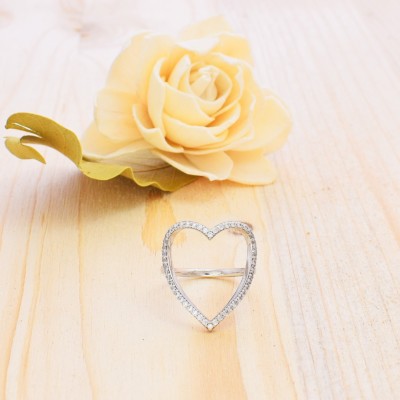 Δαχτυλίδι από ασήμι 925 και λαμπερά λευκά παβέ κρύσταλλα, σε σχήμα καρδιάς. Αγοράστε online shop.