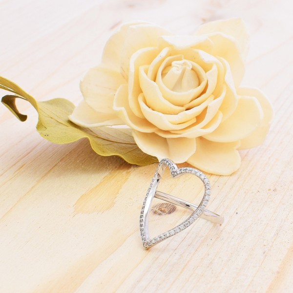 Δαχτυλίδι από ασήμι 925 και λαμπερά λευκά παβέ κρύσταλλα, σε σχήμα καρδιάς. Αγοράστε online shop.