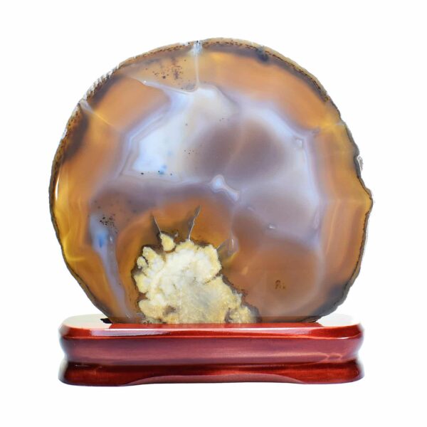 Slice of natural Agate gemstone with crystal quartz, placed on a wooden base. The Agate is polished on both sides and it has a height of 21cm. Buy online shop.