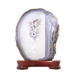 Φέτα φυσικής πέτρας Αχάτη με κρύσταλλα χαλαζία, τοποθετημένη σε ξύλινη βάση. Ο Αχάτης είναι γυαλισμένος στις δύο όψεις του και έχει ύψος 22cm. Αγοράστε online shop.