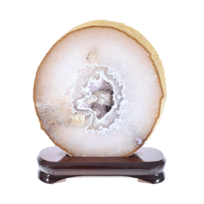 Φέτα φυσικής πέτρας αχάτη με κρύσταλλα χαλαζία, τοποθετημένη σε ξύλινη βάση. Ο Αχάτης είναι γυαλισμένος στις δύο όψεις του και έχει ύψος 20cm. Αγοράστε online shop.