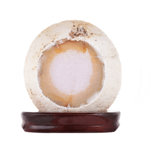 Φέτα φυσικής πέτρας Αχάτη με κρύσταλλα χαλαζία και αμέθυστου, τοποθετημένη σε ξύλινη βάση. Ο Αχάτης είναι γυαλισμένος στις δύο όψεις του και έχει ύψος 19,5cm. Αγοράστε online shop.