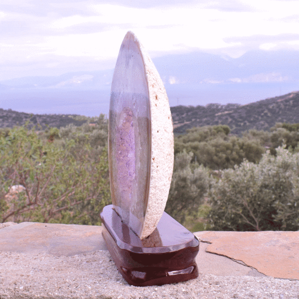 Slice of natural Agate gemstone with crystal quartz and amethyst, placed on a wooden base. The Agate is polished on both sides and it has a height of 19.5cm. Buy online shop.