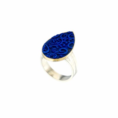 Handmade silver and gold ring with carved Lapis Lazuli stone, in a tear-drop shape. The band of the ring is made of sterling silver and the outline of the bezel is made of 18 carats gold. Buy online shop.