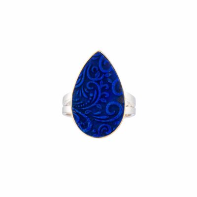 Handmade silver and gold ring with carved Lapis Lazuli stone, in a tear-drop shape. The band of the ring is made of sterling silver and the outline of the bezel is made of 18 carats gold. Buy online shop.