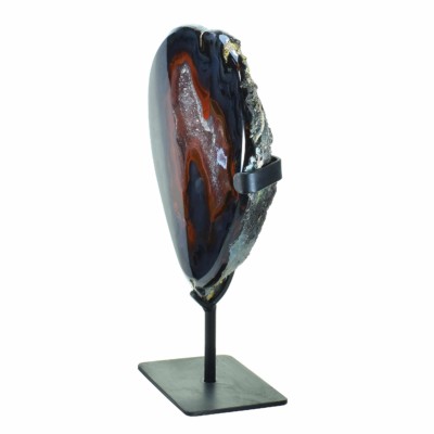 Γεώδες αχάτη με κρύσταλλα xαλαζία στο εσωτερικό του. Το γεώδες είναι τοποθετημένο σε μεταλλική βάση και έχει ύψος 29,5cm. Αγοράστε online shop.