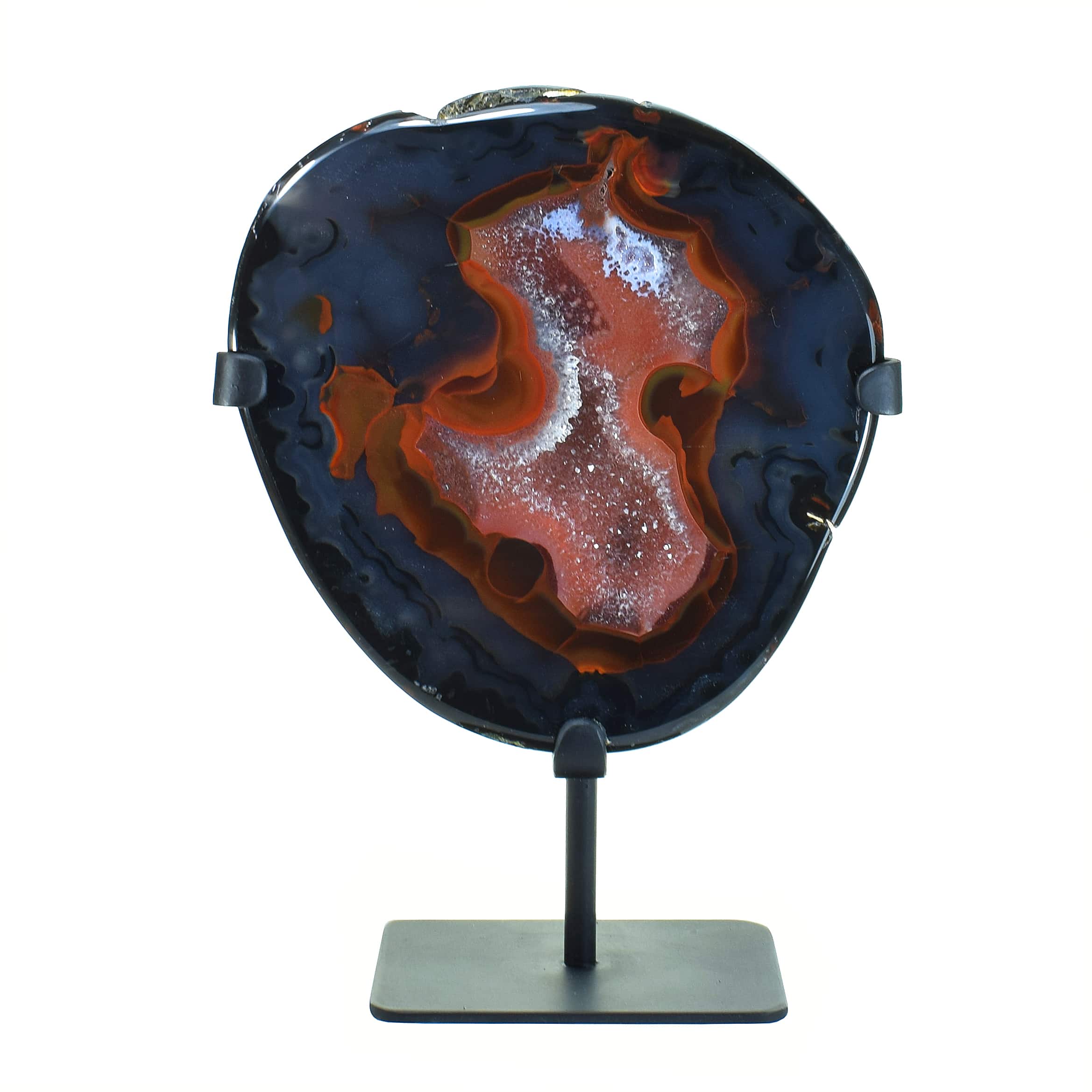 Γεώδες αχάτη με κρύσταλλα xαλαζία στο εσωτερικό του. Το γεώδες είναι τοποθετημένο σε μεταλλική βάση και έχει ύψος 26,5cm. Αγοράστε online shop.