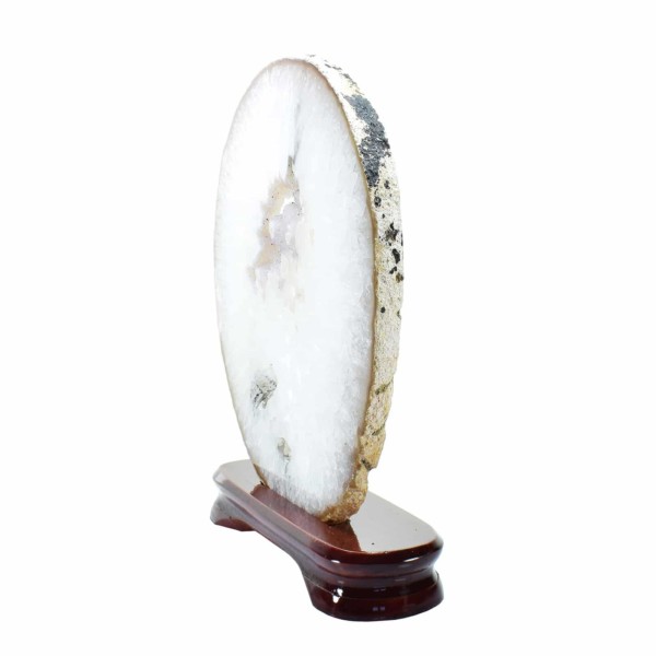 A slice of agate with crystal quartz inside, placed on a wooden base. The agate is polished on both sides and it has a height of 22.5cm. Buy online shop.