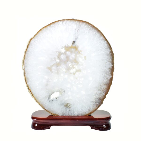 A slice of agate with crystal quartz inside, placed on a wooden base. The agate is polished on both sides and it has a height of 22.5cm. Buy online shop.