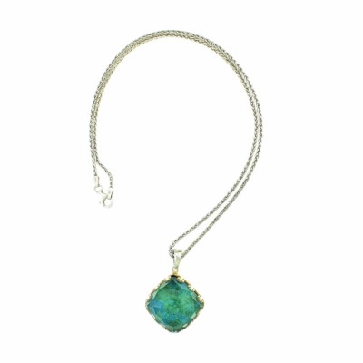Pendant made of sterling silver and doublet made of crystal quartz and chrysocolla, in a rhombus shape. The doublet consists of two layers of stones. The upper stone is crystal quartz faceted cut and the stone at the bottom is chrysocolla. The pendant is threaded on a sterling silver chain. Buy online shop.