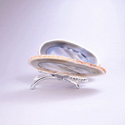 *Decorative butterfly crafted from natural Agate stone with a metal body, measuring 10.5 cm. **The wings, made from genuine polished Agate slices, highlight the unique beauty of the natural stone