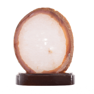 Φέτα φυσικής πέτρας Αχάτη με κρύσταλλα χαλαζία, τοποθετημένος σε ξύλινη βάση. Ο Αχάτης είναι γυαλισμένος στη μπροστινή του όψη και έχει ύψος 14cm. Αγοράστε online shop.