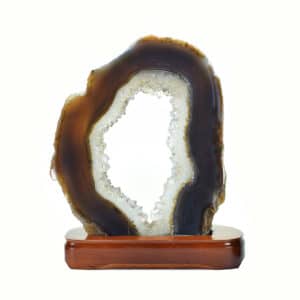 Φέτα Αχάτη με κρύσταλλα χαλαζία, ενσωματωμένη σε ξύλινη βάση. Ο Αχάτης είναι γυαλισμένος και από τη μια πλευρά και έχει ύψος 17cm. Αγοράστε online shop.