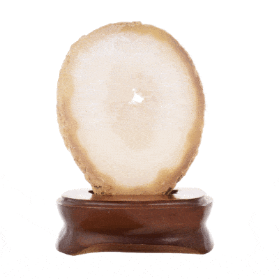 Slice of natural Agate gemstone with crystal quartz, placed on a wooden base. The Agate is polished on one side and it has a height of 15cm. Buy online shop.