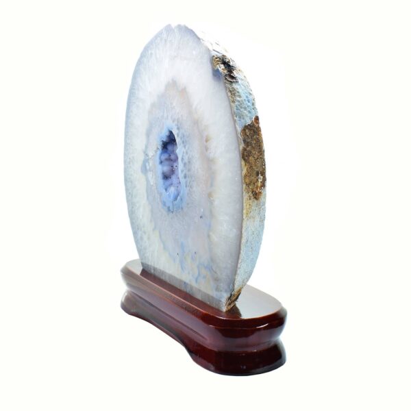 Slice of agate with crystal quartz, placed on a wooden base. The agate is polished on one side and it has a height of 20.5cm. Buy online shop.