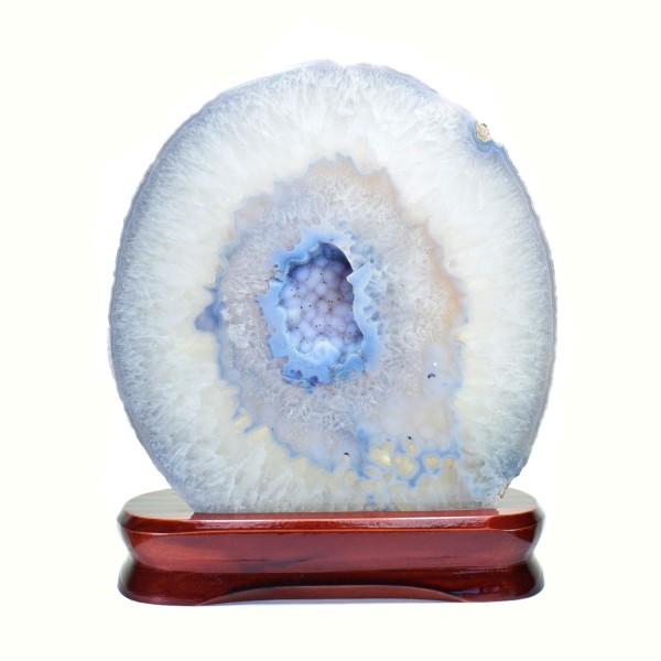 Slice of agate with crystal quartz, placed on a wooden base. The agate is polished on one side and it has a height of 20.5cm. Buy online shop.