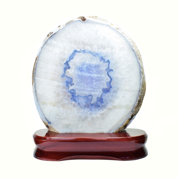 Slice of agate with crystal quartz, placed on a wooden base. The agate is polished on one side and it has a height of 20.5cm. Buy online shop.