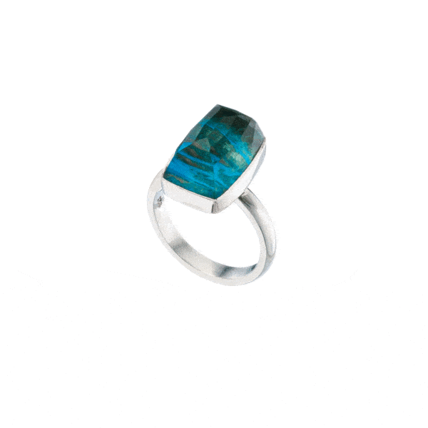 Handmade ring made of sterling silver and doublet made of chrysocolla and crystal quartz, in an parallelogram shape. The doublet consists  of two layers of stones.The upper stone is crystal quartz and the stone at the bottom is chrysocolla. Buy online shop.