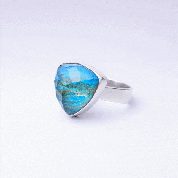 Handmade sterling silver ring with doublet made of chrysocolla and crystal quartz gemstones, in a triangular shape. The doublet consists  of two layers of stones.The upper stone is faceted crystal quartz and the stone at the bottom is chrysocolla. Buy online shop.