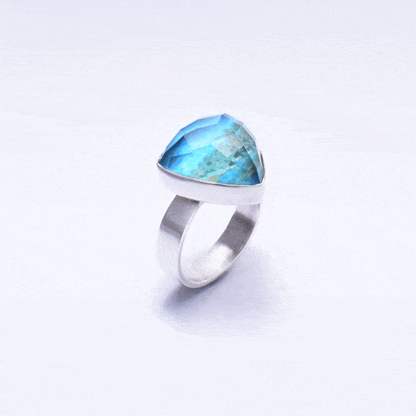 Handmade sterling silver ring with doublet made of chrysocolla and crystal quartz gemstones, in a triangular shape. The doublet consists  of two layers of stones.The upper stone is faceted crystal quartz and the stone at the bottom is chrysocolla. Buy online shop.