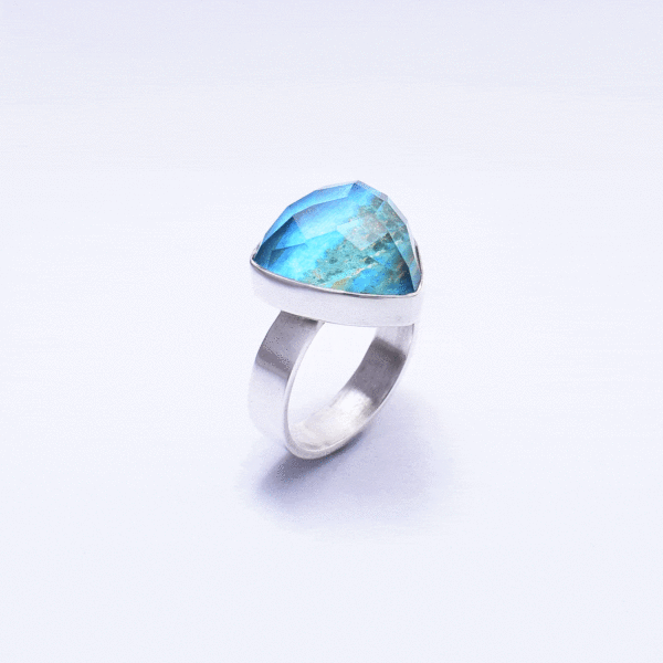 Handmade sterling silver ring with doublet made of chrysocolla and crystal quartz gemstones, in a triangular shape. The doublet consists  of two layers of stones.The upper stone is faceted crystal quartz and the stone at the bottom is chrysocolla. Buy online shop.