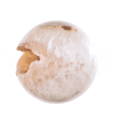 Σφαίρα από φυσικό πέτρωμα Αχάτη με κρύσταλλα Χαλαζία, διαμέτρου 8cm. Η σφαίρα είναι τοποθετημένη πάνω σε διαφανή βάση (plexiglass). Αγοράστε online shop.