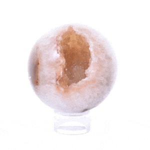 Σφαίρα από φυσικό πέτρωμα Αχάτη με κρύσταλλα Χαλαζία, διαμέτρου 8cm. Η σφαίρα είναι τοποθετημένη πάνω σε διαφανή βάση (plexiglass). Αγοράστε online shop.