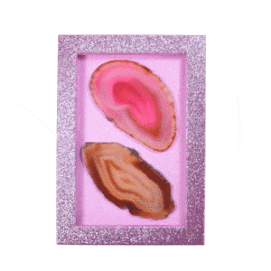Κορνίζα με ροζ γκλίτερ, η οποία εμπεριέχει μια ροζ και μια καφέ φέτα φυσικής πέτρας Αχάτη. Αγοράστε online shop δώρα για τα Χριστούγεννα!