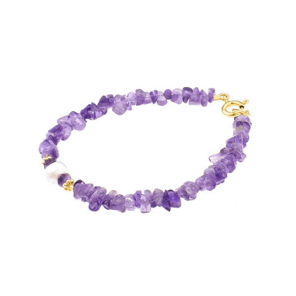 Handmade bracelet with natural Amethyst gemstones in an irregular shape (chips), a white pearl on the center and elements made of gold plated sterling silver. Buy online shop.